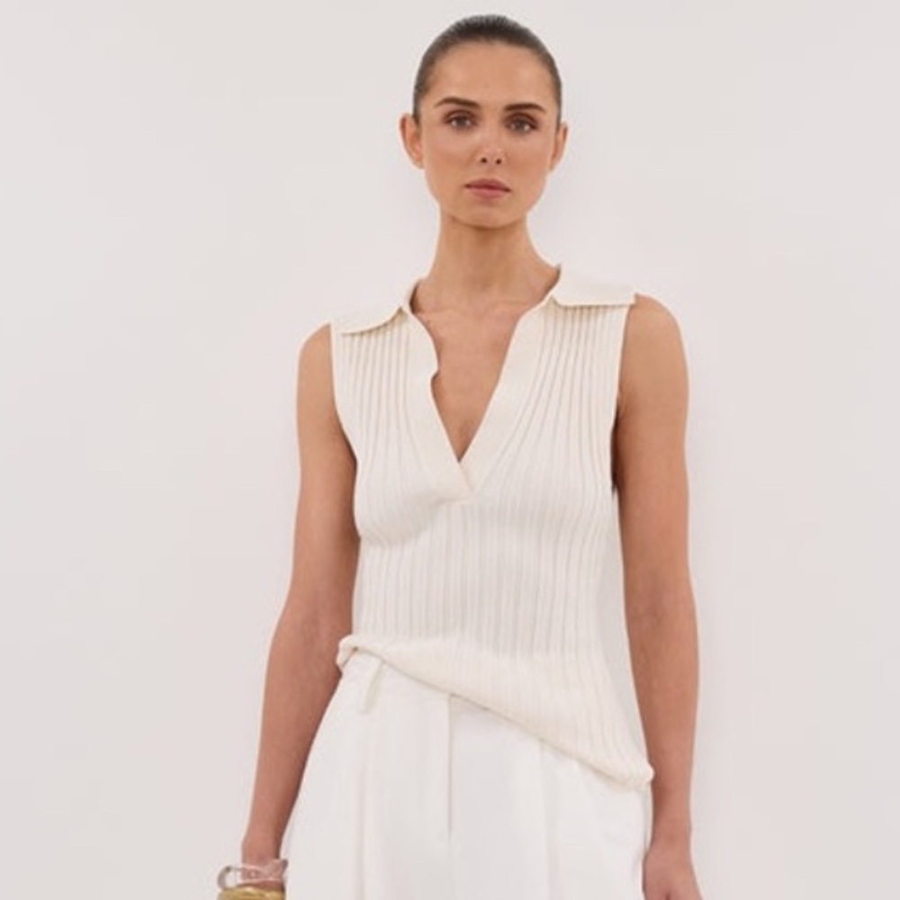Dissh Cream pleated top with collar. Size M